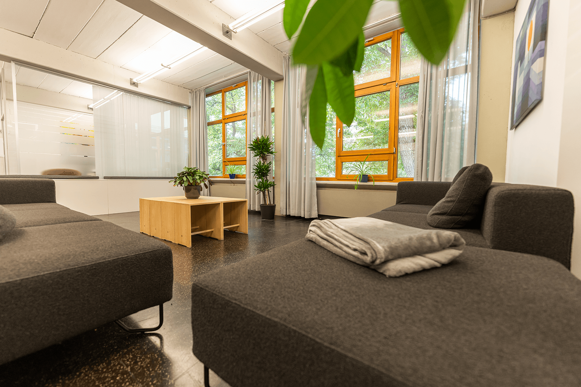 Innenaufnahme Aufenthaltsbereich Private Tagesklinik am Hochstraess