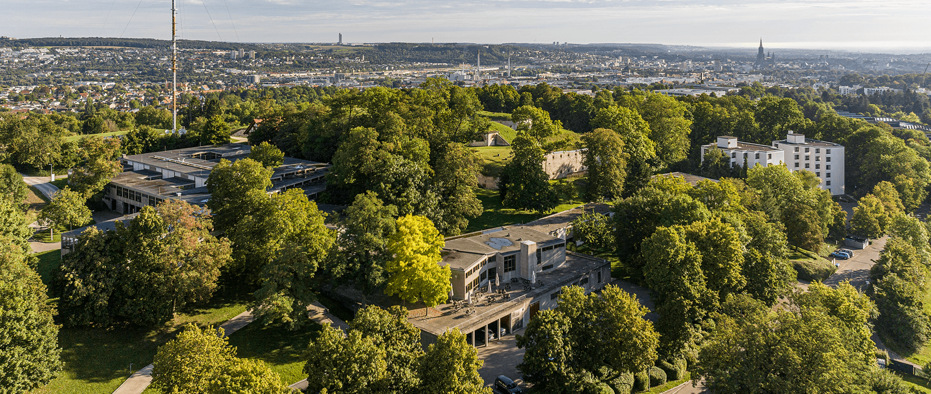 Blick von oben auf die HfG Ulm mit Privater Tagesklinik